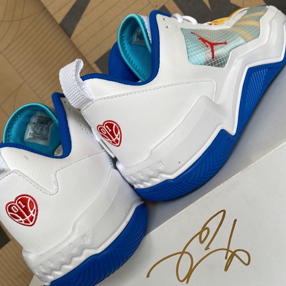 Jordan One Take 4
Basketball Shoes
White/Lagoon Pulse/Gold/ Chile Red
DO7193-164 - Picture 15 of 16